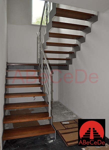 Schodit na kovovch bonicch s podestou (Stanislavice)