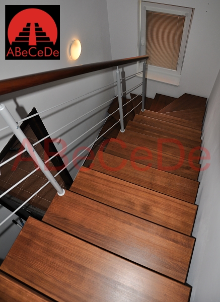 Modulov� schodi�t� se standardn�m z�bradl�m tvaru U (Byst�ice n. O.)